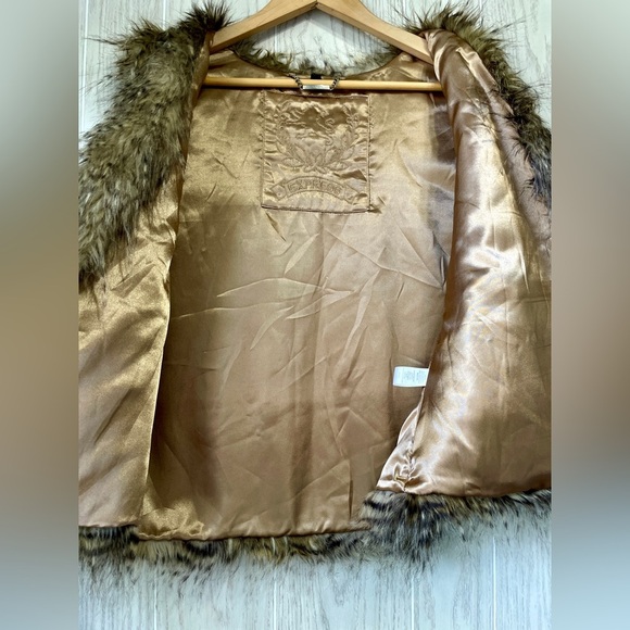 Express Faux Fur Vest Clasp Closure Front Pockets Large Gold Interior EUC - Picture 5 of 5